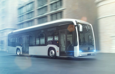 Elektrischer Bus fährt schnell durch eine Stadt